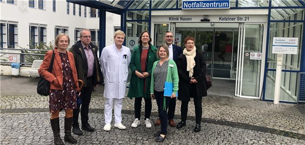 Krankenhäuser: Sorgen um „kalte Flurbereinigung“? Petra Budke, Fraktionsvorsitzende der Grünen in Brandenburg, Andreas Otto, Mitglied des Berliner Abgeordnetenhauses, Dr. Mike Lehsnau, ärztlicher Direktor der Havellandkliniken, Silke Gebel, Mitglied des Abgeordnetenhauses, Dorit Zahn, Havellandkliniken, Thilo Spychalski, Geschäftsführer der Havellandkliniken und Carla Kniestedt MdL der Grünen in Brandenburg. (v.l.n.r.)