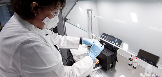 Rollendes LKA-Labor misst, wo man nichts sieht Petra Elsner, chemisch technische Assistentin beim Landeskriminalamt Niedersachsen, zeigt die Auswertung von biologischen Gefahrstoffen mit einem PCR-Gerät in einem mobilen Labor des LKA.