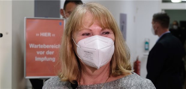 Sachsens Plan für die Umsetzung der Impfpflicht Petra Köpping (SPD), Gesundheitsministerin des Landes Sachsen, beim Besuch des Impfzentrums im Sana Klinikum (Archivbild). Für die Corona-Impfpflicht für Gesundheitsberufe, die ab Mitte März gilt, will der Freistaat spezielle Terminslots anbieten.