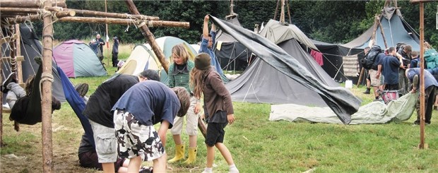 Landarztpraxis im Pfadfinderlager Pfadfinder beim Zeltaufbau: im rheinland-pfälzischen Birkenfeld findet das Bundestreffen 2009 statt.