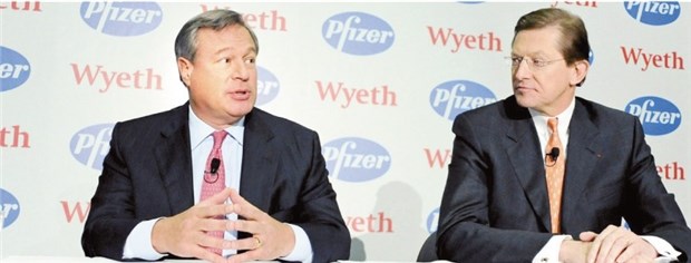 Pharma-Gigant Pfizer stößt in neue Dimensionen vor Pfizer-Chef Jeffry B. Kindler (links) und Wyeth-Chef Bernard Poussot auf der Pressekonferenz in New York.