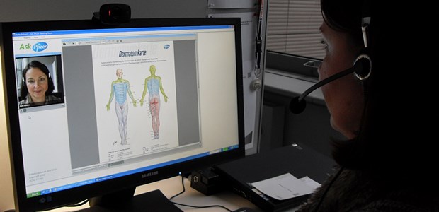 Pfizer-Mitarbeiterin Anke Reinert bei einem Tele Detailing-Termin.