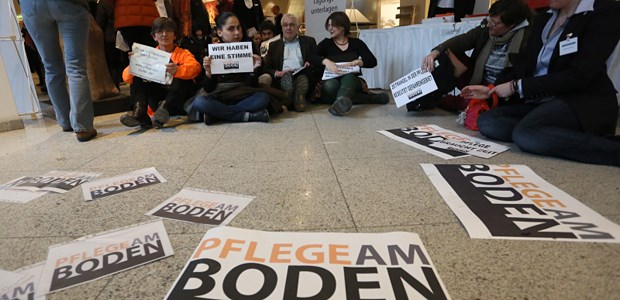 Die Pflege ringt um Arbeitskräfte Pflege am Boden: Protest in Berlin.