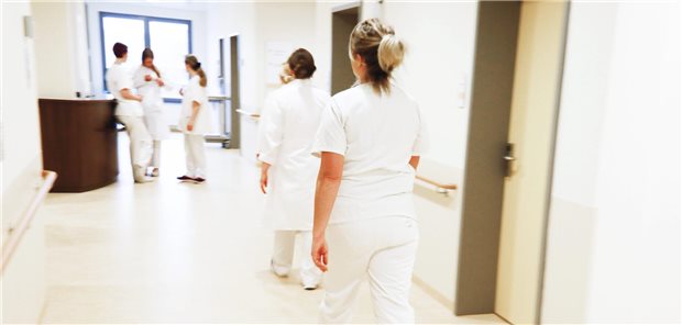 Pflege auf dem Weg: Der Bundestag hat am Donnerstag ein Gesetz beschlossen, das Pflegeprofis weitere Befugnisse einräumt – etwa in der Diabetes- oder der Wundversorgung.