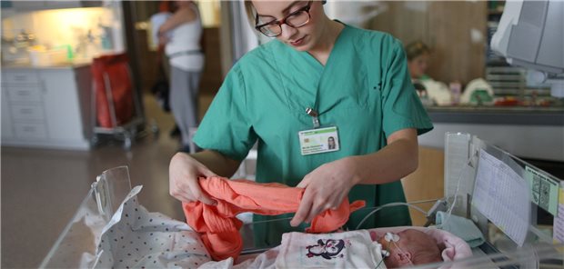 Pflege der Kleinsten: Verbände beklagen Unterversorgung in der Kinderkrankenpflege und machen dafür auch die generalistische Pflegeausbildung verantwortlich.