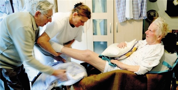 Zuschüsse vom Staat für Pflege im Alter? Pflege im Alter: Die Kosten für die Betreuer deckt die Pflegeversicherung allein meist nicht ab.