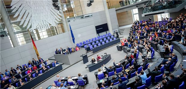 Bundestag hebt Kompetenz-Upgrade der Pflege auf die Agenda Pflege im Blick: Der Bundestag bechäftigte sich am Donnerstag unter anderem mit einem Gesetz, das mehr Befugnisse für Pflegekräfte vorsieht.