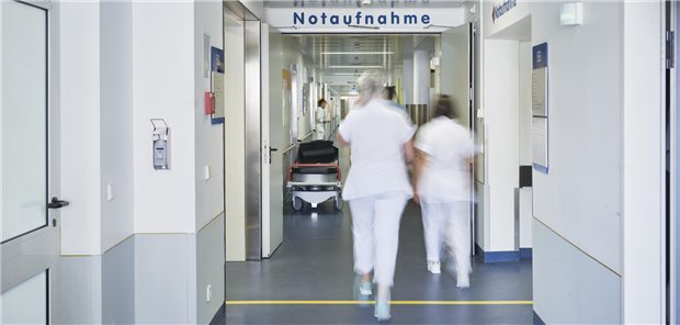 Pflege im Dauerlauf: Mit zielgenaueren Personalvorgaben soll gegengesteuert werden.