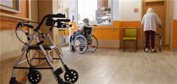 Arbeitgeberverband warnt vor sich verschärfender Altenpflege-Krise Pflege im Heim: