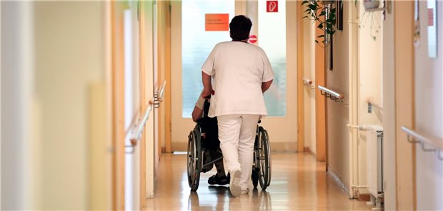 Pflege im Heim: Die Zahl der Pflegebedürftigen steigt laut Szenario des Statistischen Bundesamt auf 6,8 Millionen im Jahr 2055.