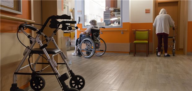 Mehrheit der Bürger findet: Lauterbachs Pflegeplan greift zu kurz Pflege im Heim: Gesundheitsminister Karl Lauterbach plant unter anderem eine Beitragserhöhung, um die Finanzen der sozialen Pflegeversicherung zu stabilisieren.