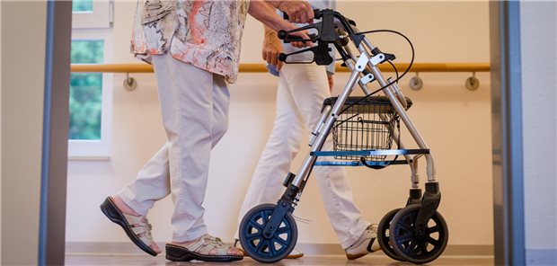 Eigenanteile bei Heimpflege erneut stark gestiegen Pflege im Heim: Laut vdek steigen die Eigenanteile für die bundesweit rund 800.000 Bewohnerinnen und Bewohner ungebremst weiter.