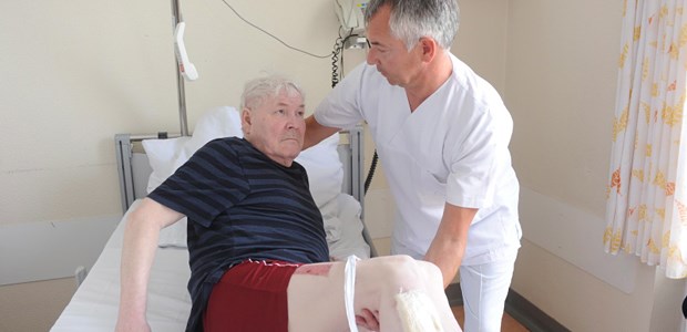 Noch keine Verhandlungen mit Schäuble Pflege in der Klinik: Werden Häuser mit viel Personal höhere Pauschalen erhalten?
