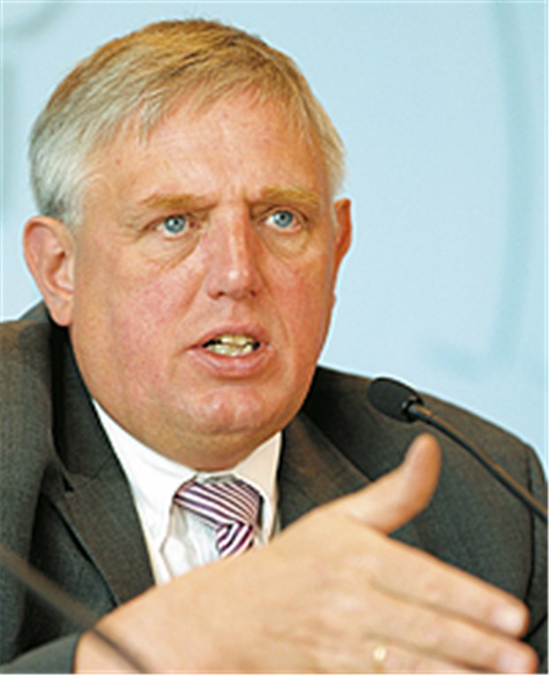 Pflegekräftemangel ist auch im größten Bundesland ein handfestes Problem "Pflege ist Jobmotor": Karl-J. Laumann (CDU), geschäftsführender NRW-Gesundheitsminister.