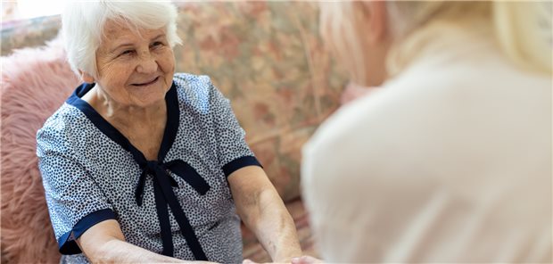 Angehörige schultern finanzielle Last der Pflege Pflege ist in Deutschland zum großen Teil Sache der Angehörigen. Die wiederum verzichten dafür oft auf Einkommen, weil sie weniger oder gar nicht berufstätig sein können.