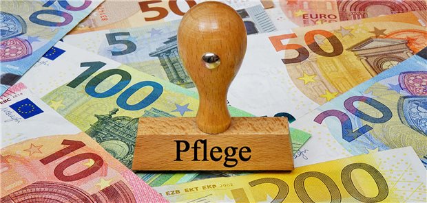 Pflege ist teuer. Für viele zu teuer. Wer Sozialhilfe bezieht, darf wenigstens auf geringere Zuzahlungen zu Kassenleistungen hoffen. Personen, die Sozialhilfe zur Pflege erhalten, sind davon nicht ausgenommen..