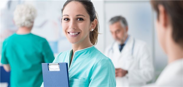 Pflegeausbildung bleibt Frauen-Domäne Pflege ist weiblich: In die Ausbildung gehen nach wie vor viel mehr Frauen als Männer. (Symbolfoto)