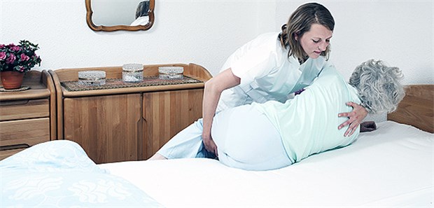 Schwarzarbeit trägt häusliche Pflege mit Pflege rund um die Uhr. In vielen deutschen Haushalten helfen Betreuungskräfte aus dem Ausland.