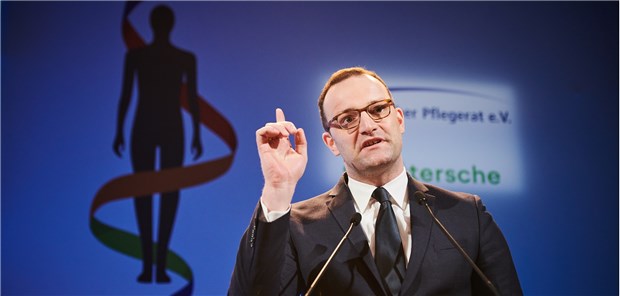 "Anerkennung drückt sich ja nicht nur in Worten aus" Pflege soll sich finanziell mehr lohnen: Bundesgesundheitsminister Jens Spahn während der Eröffnung des Deutschen Pflegetages im März 2018.