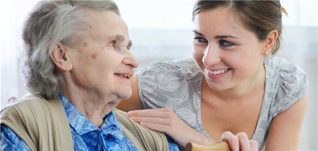 Junge Menschen können sich Pflege von Angehörigen vorstellen Pflege zu Hause? Die Bereitschaft dafür ist da: Von denen, die bereits Angehörige zu Hause pflegen, würden mehr als 80 Prozent erneut eine Pflegeaufgabe übernehmen.