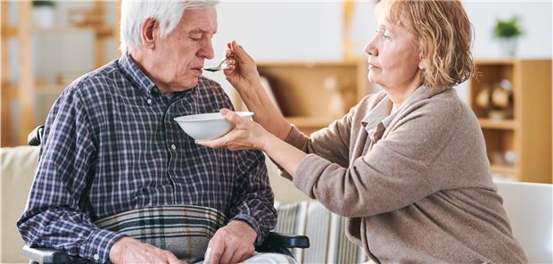 Jeder vierte pflegende Angehörige stark gestresst Pflege zu Hause. Im Schnitt verbringen pflegende Angehörige achteinhalb Stunden pro Tag mit dieser Tätigkeit.