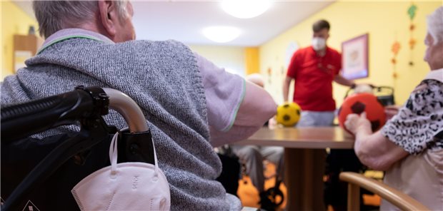 Lauterbach macht weitere Milliarde Euro für Pflegeversicherung locker Pflegealltag im Heim: Per Verordnung will das BMG der Pflegeversicherung für pandemiebedingte Aufwendungen ab Oktober zusätzlich eine Milliarde Euro bereitstellen.