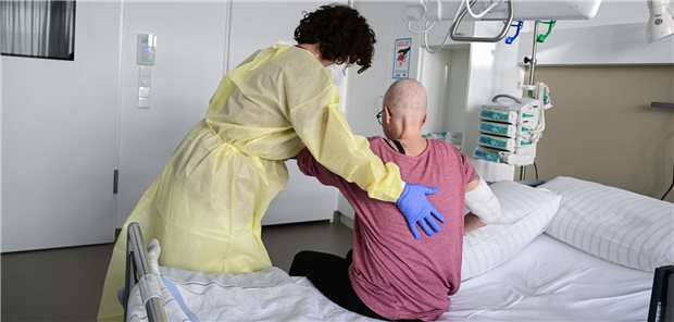 Pflegearbeit im Krankenhaus: Nutzen Zeitarbeitsverhältnisse oder schaden sie den Einrichtungen – die Debatte darüber läuft seit Jahren.