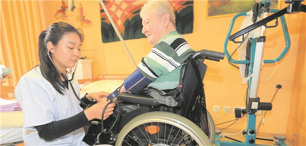 Bei der Pflege ist Luft nach oben Pflegeassistentin aus China: Mancher Pflegeanbieter reist weit, um Mitarbeiter zu finden.