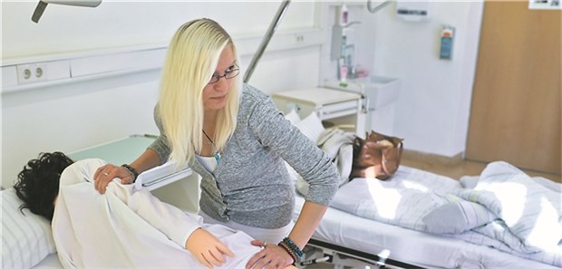 Viel Misstrauen noch auf den letzten Metern Pflegeausbildung mit Puppe. Die Reform der Pflegeberufe sorgt weiter für Wirbel.