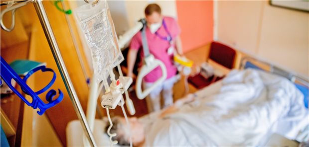 Koalition geht Personalplanung im Krankenhaus an Pflegebedarf am Krankenbett: Krankenhäuser und Kostenträger sollen ein wissenschaftliches Personalbemessungsinstrument auf den Weg bringen.