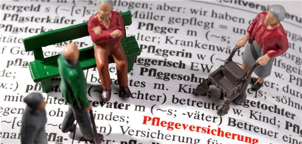 Nur jeder Zweite kann Kosten für das Pflegeheim richtig einschätzen Figuren von Rentnern auf einer Seite in einem Nachschlagewerk, auf der "Pflegeversicherung" erklärt wird. Pflegebedürftige Senioren werden häufig in einem Heim untergebracht. Was viele nicht wissen: Durch den hohen Eigenanteil kann das richtig teuer werden.