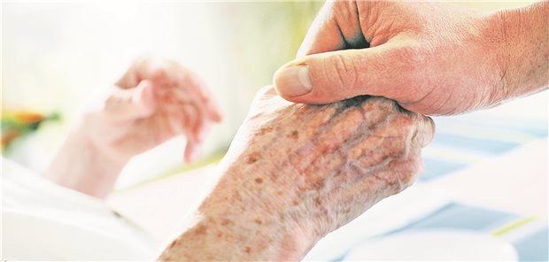 DIN-Standard für die 24-Stunden-Pflege entwickelt Pflegebedürftige brauchen teilweise rund um die Uhr eine Betreuung. Die Kräfte dafür kommen häufig aus dem Ausland – zu Bedingungen, die bisher für alle intransparent sind.