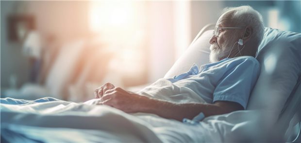 Pflegebedürftiger, älterer Mann im Krankenhaus.
