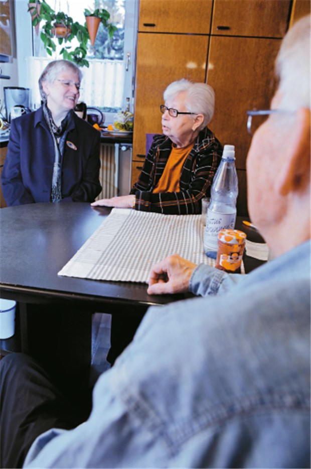 Pflegebegleiter schultern einen Teil der Last Pflegebegleiter der Alzheimer Gesellschaft Marburg-Biedenkopf. Barbara Geisse bei dem Ehepaar Herbert und Gisela Scheld in Eckelshausen. © Wegst