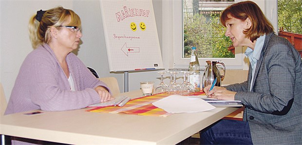 Eine Ad hoc-Reform überfordert das System Pflegebegutachtung in der Diskussion zwischen Pflegerin und MDK-Gutachterin: Auch dies ist ein Reformbaustein.