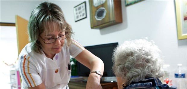 Pflegedienst injiziert Insulin: Die Stoffwechseleinstellung ist im Alter in der Regel zu lockern. 