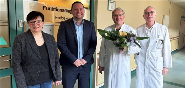 Pflegedirektorin Birgit Riehs und der Kaufmännische Direktor Florian Landsmann heißen den neuen Chefarzt Götz Leonhardt zusammen mit dem Medizinischen Geschäftsführer Michael Schoof willkommen (v.l.n.r.)