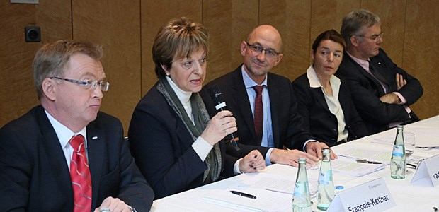 'Wir müssen aufhören, brav zu sein' Pflegediskussion: Andreas Westerfellhaus, Pflegerat, Hedwig François-Kettner, Charité, der Chefredakteur der "Ärzte Zeitung", Wolfgang van den Bergh, Dr. Gabriele Polanezky, Graz, und Professor Jürgen Osterbrink, Salzburg (v. li.)