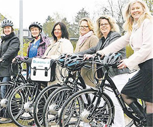 Auf dem E-Bike zum Patienten Pflegefachkräfte der Diakonie radeln im Norden mit dem E-Bike zu den Pflegebedürftigen.