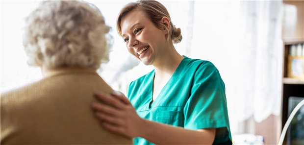 Pflegefachkräfte sind begehrt in Deutschland: Ob das Anwerben ausländischer Arbeiter Teil der Lösung sein soll, ist umstritten. (Symbolbild mit Fotomodellen)