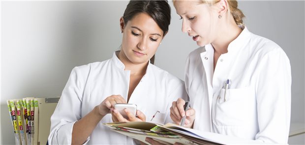 Pflegefachkräfte und Physician Assistants müssten laut KVWL Teil der Patientenversorgung werden und in Delegation mit den Ärzten gemeinsam die ambulante Versorgung stärken und ausweiten.&#xA;