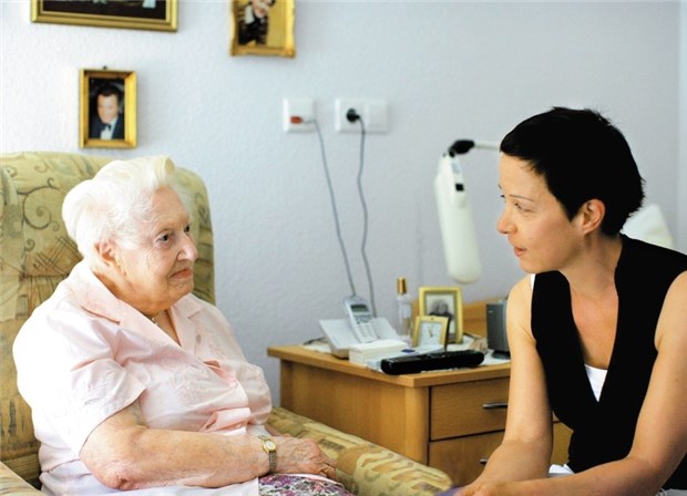 Pflege: "Die Note jedes Heims wird veröffentlicht" Pflegefachkraft Franziska Schneider spricht mit der Bewohnerin eines Neu-Isenburger Pflegeheimes.