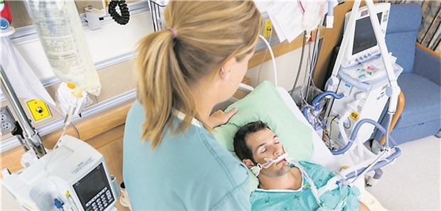 Offene Flanken bei der Klinikhygiene Pflegefachkraft auf der Intensivstaion: Auch personelle Engpässe führen zu Fehlern bei der Hygiene, warnen Experten.
