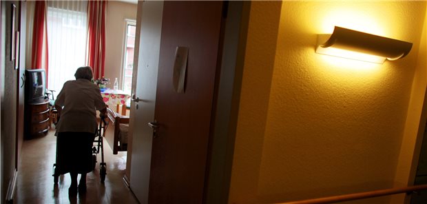 SARS-CoV-2 in Heimen: Anbieter warnen vor Schwarzer-Peter-Spielchen Pflegeheime stehen zur Zeit unter besonderer Beobachtung. Einige haben mit einer stark steigenden Zahl von Todesfällen durch die Coronaviruspandemie zu kämpfen.
