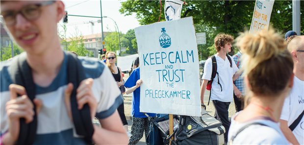 Pflegekammer Berlin – kommt nach der Wahl neuer Schwung? Pflegekammer ja oder nein? Das ist auch in Berlin umstritten. Demonstrationen gegen sie gab es bereits, so wie hier 2018. Drei Jahre vorher sprachen sich gut 60 Prozent der Pflegenden für eine Kammer aus.