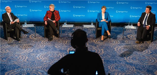 Dreifaches Minister-Lob und eine Zusage an die Pflegeprofis Pflegekongress online: An der Eröffnungsveranstaltung nahmen Familienministerin Franziska Giffey (2.v.r.) und Arbeitsminister Hubertus Heil (r.) persönlich teil.
Minister Spahn war zugeschaltet. Für den Pflegerat war dessen Vize-Chefin Christine Vogler dabei, die Moderation übernahm Professor Heinz Lohmann.