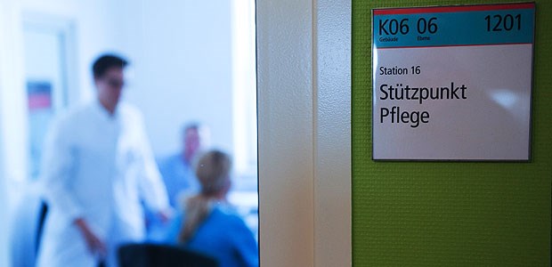 Pflege-Arbeitgeber fordern mehr als nur ein 'Reförmchen' Pflegekräfte bei einer Besprechung: Es wird laut Experten immer schwieriger, offene Stellen zu besetzen. Verbände werben dafür, Pflegekräfte auch im Ausland anzuwerben.
