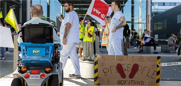Ver.di erwartet für heute neues Tarifangebot der Uniklinik Frankfurt Pflegekräfte beim Warnstreik vor dem Uniklinikum Frankfurt in der vorvergangenen Woche.