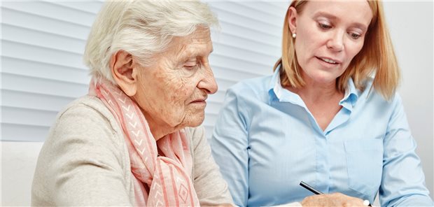 Pflegekräfte, die in dem Modellprojekt „InDePendent“ arbeiten, werden speziell für die Übernahme ärztlicher Tätigkeiten bei der häuslichen Versorgung von Demenzpatienten ausgebildet. (Symbolfoto mit Fotomodellen)