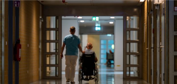 Ein-Personen-Firma hebt Sozialversicherungspflicht von Krankenpflegern nicht auf Pflegekräfte, die in die Klinikabläufe eingebunden und weisungsgebunden sind, können nicht mit der Gründung eines Ein-Personen-Unternehmens einfach die eigene Sozialversicherungspflicht umgehen.